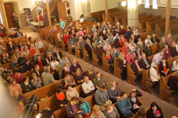 Bild - Kirche fast voll